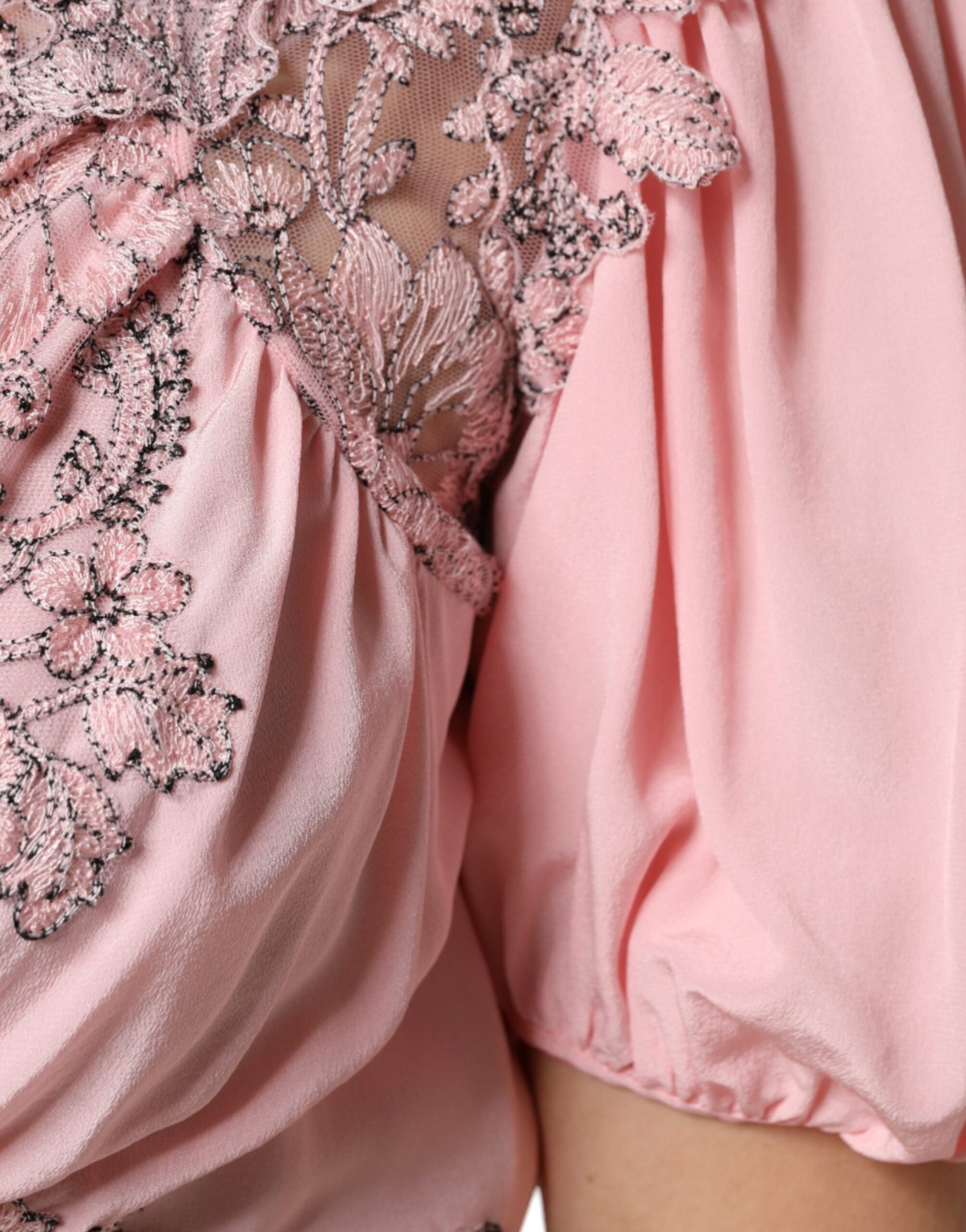 Rosa Midikleid mit Blumenspitze und kurzen Ärmeln sowie V-Ausschnitt