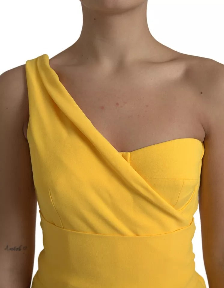 Gelbes Midikleid mit One-Shoulder-Träger und Seitenschlitz