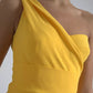 Gelbes Midikleid mit One-Shoulder-Träger und Seitenschlitz