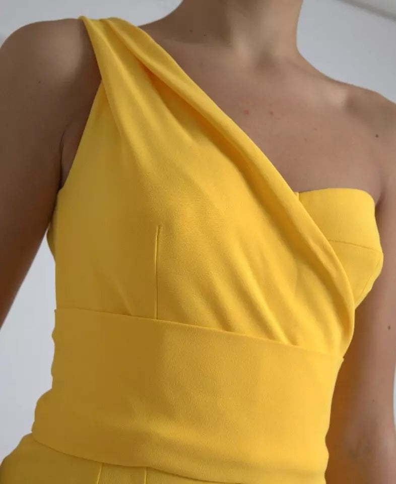 Gelbes Midikleid mit One-Shoulder-Träger und Seitenschlitz