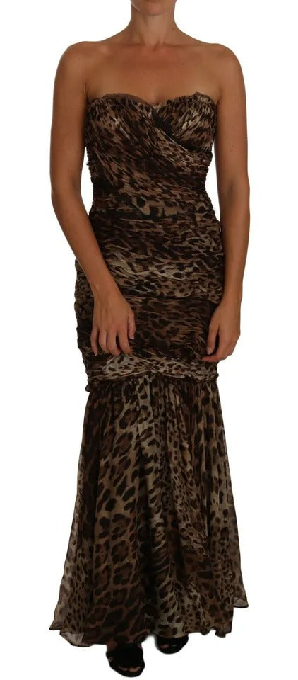 Abito lungo in chiffon di seta leopardato marrone con arricciature a sirena