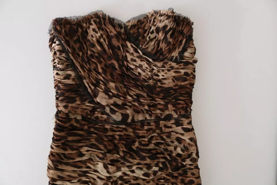 Abito lungo in chiffon di seta leopardato marrone con arricciature a sirena