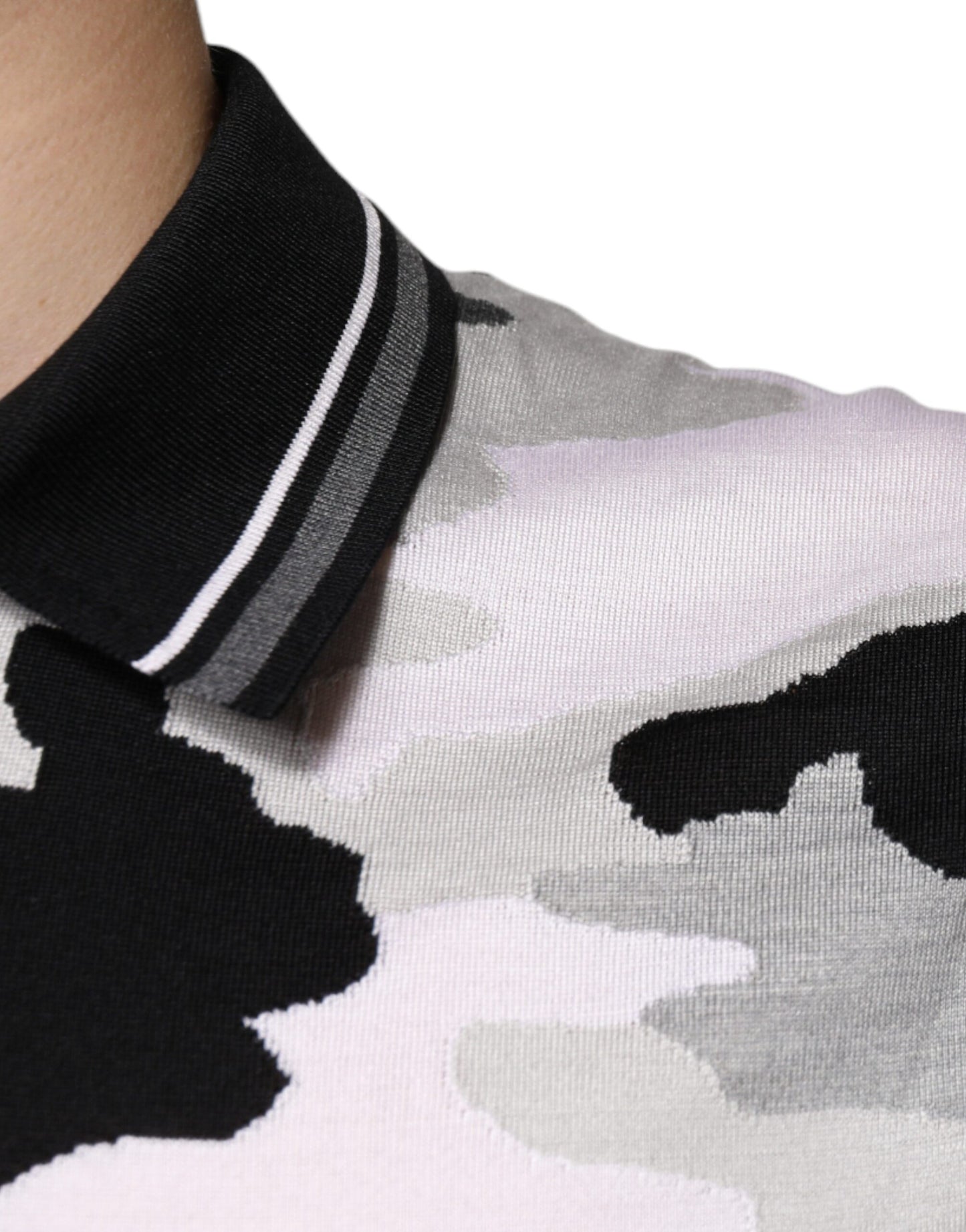 Mehrfarbiges Poloshirt mit Camouflage-Kragen