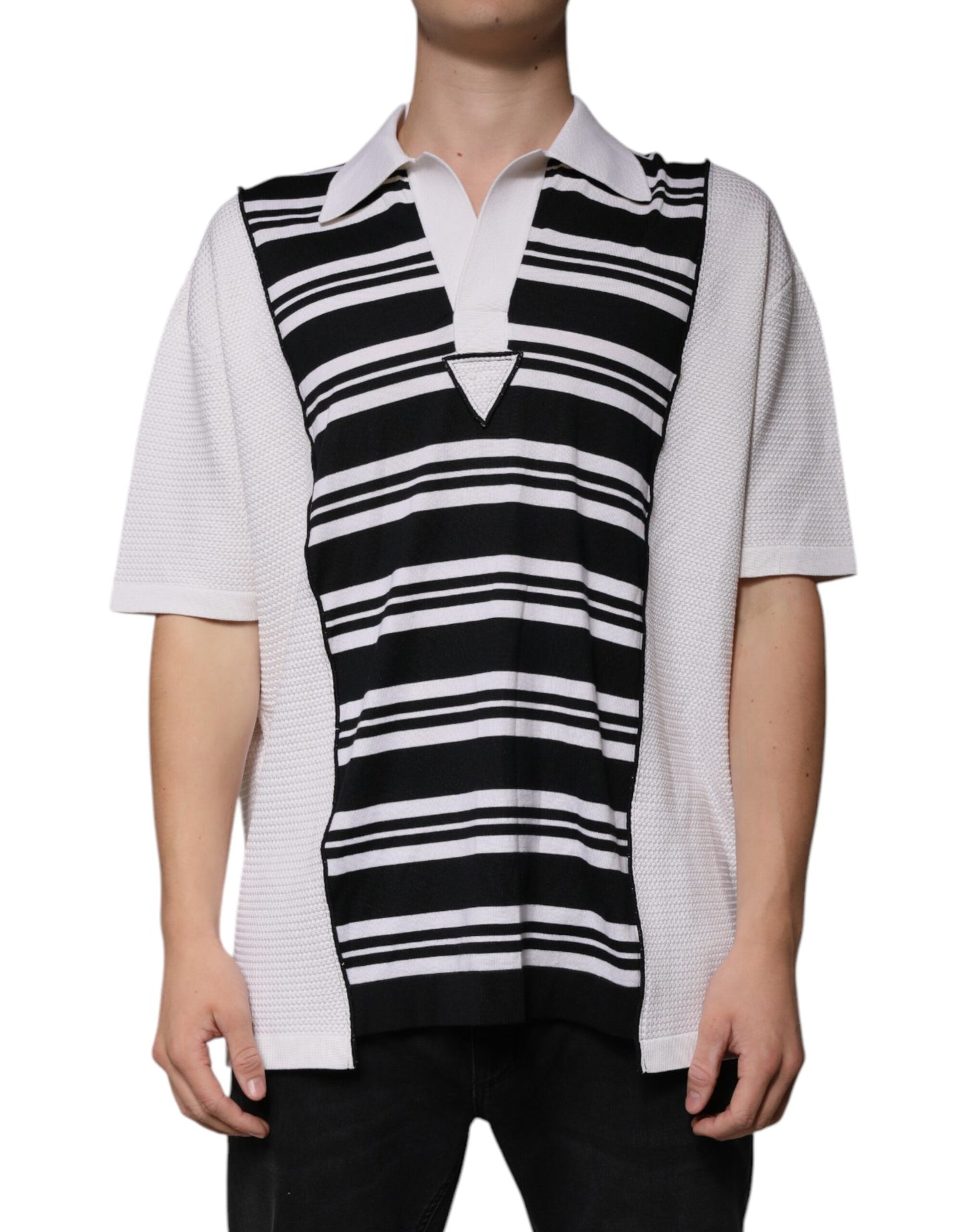 Poloshirt mit Kragen und schwarzen weißen Streifen