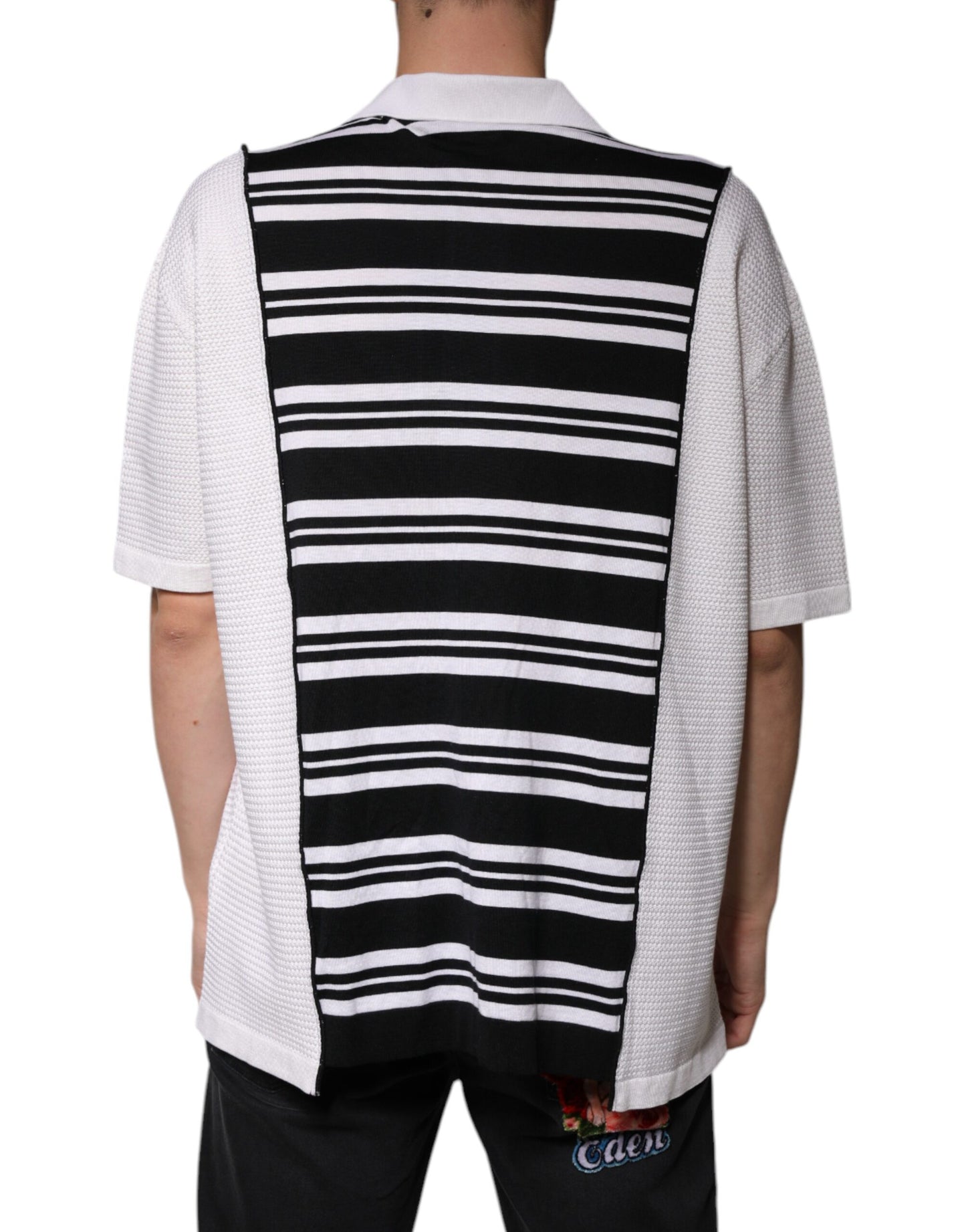 Poloshirt mit Kragen und schwarzen weißen Streifen