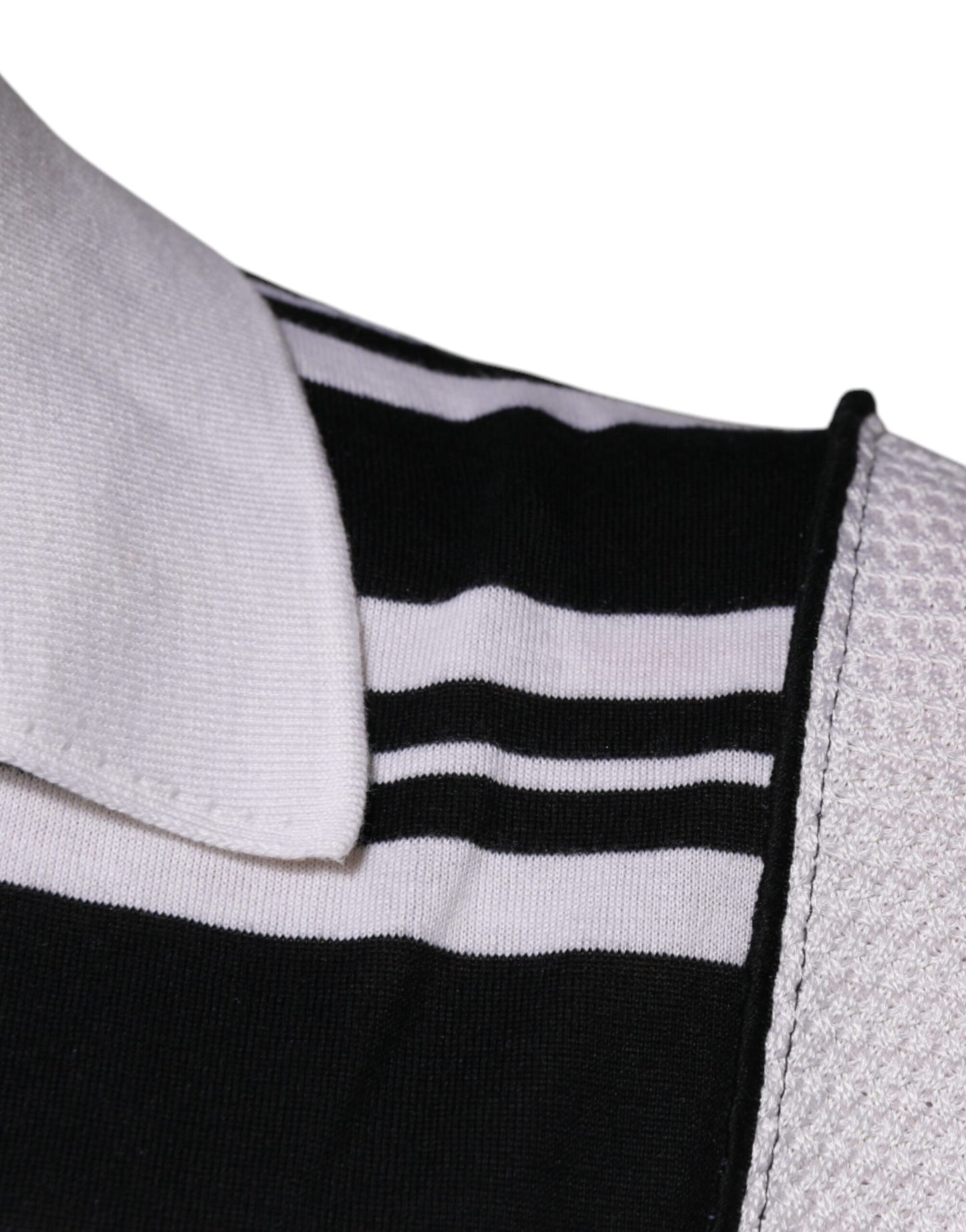 Poloshirt mit Kragen und schwarzen weißen Streifen