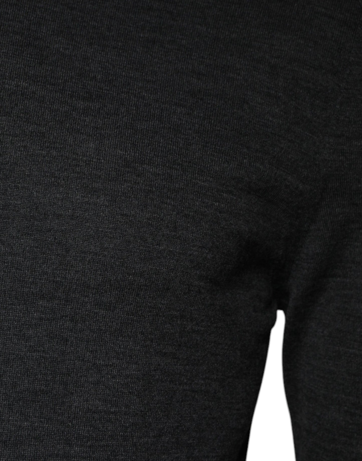 Grauer Rollkragenpullover aus Wollstrick