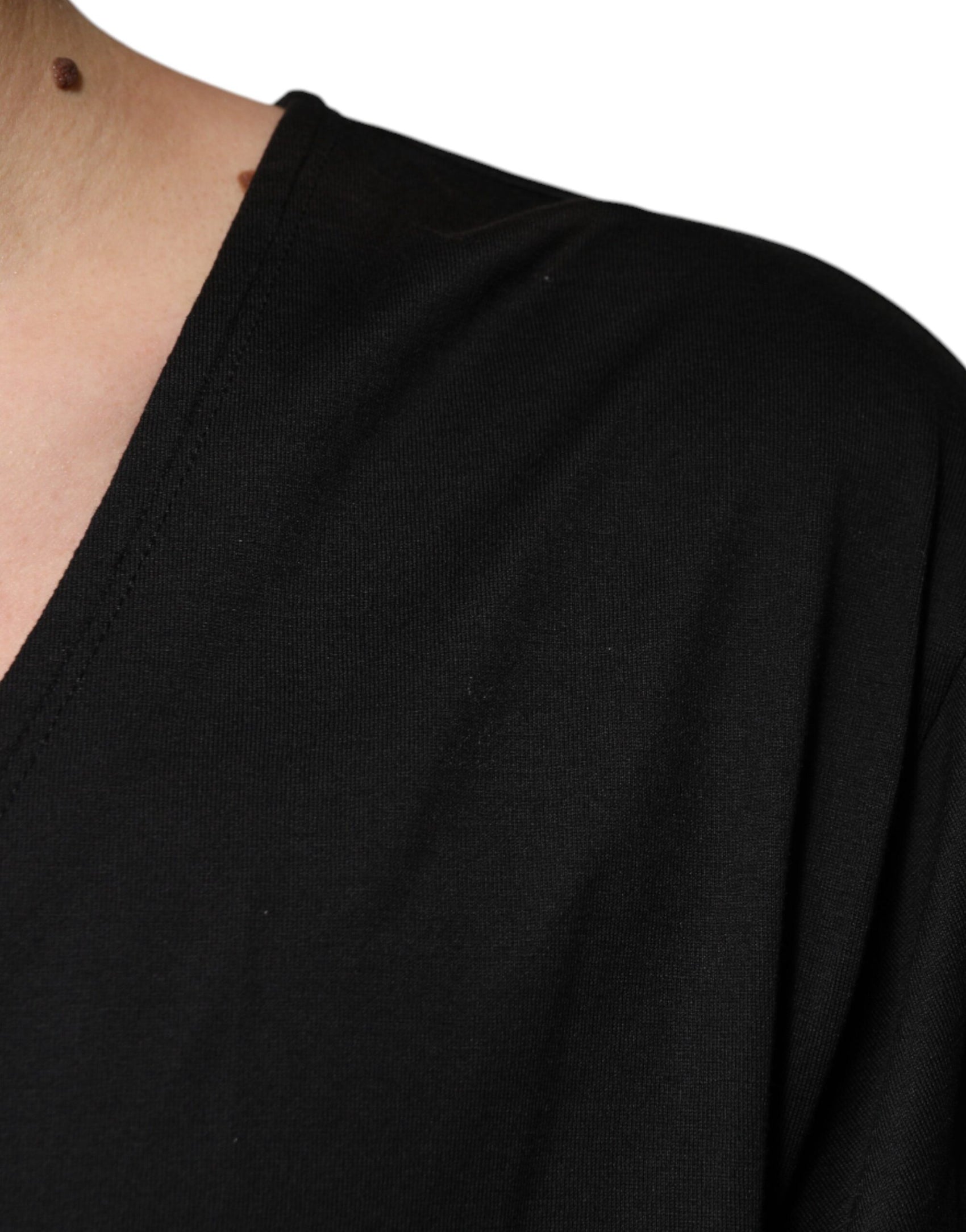 Schwarzes T-Shirt aus Baumwolle mit V-Ausschnitt und kurzen Ärmeln
