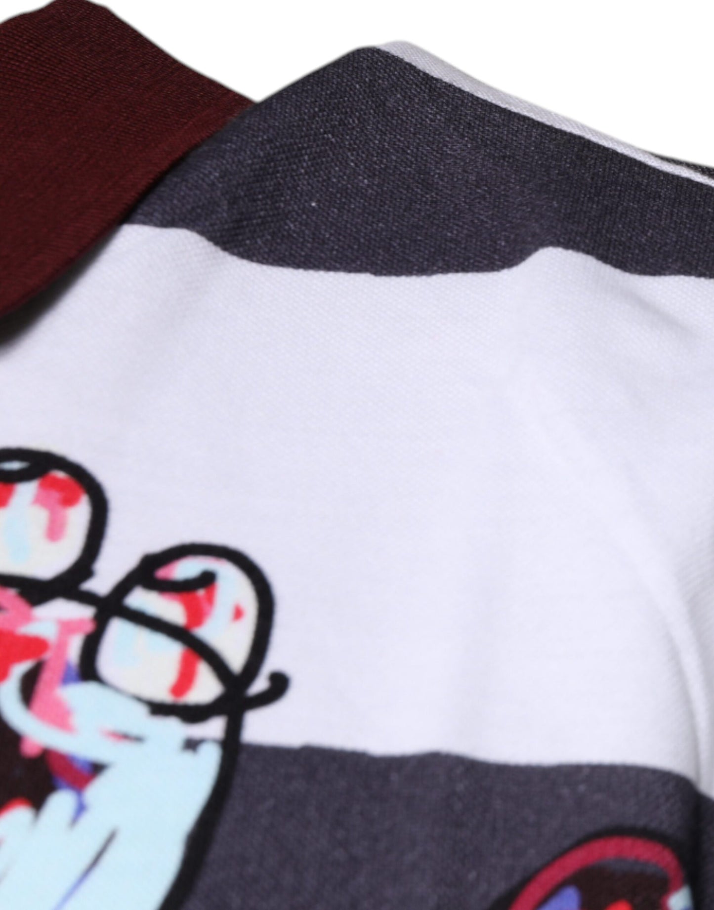 Mehrfarbiges Polo-T-Shirt mit grafischem Kragen