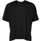 Schwarzes T-Shirt mit Rundhalsausschnitt und kurzen Ärmeln und Logo