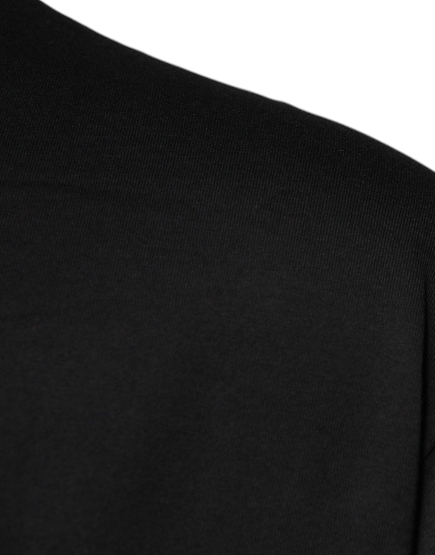 Schwarzes T-Shirt mit Rundhalsausschnitt und kurzen Ärmeln und Logo