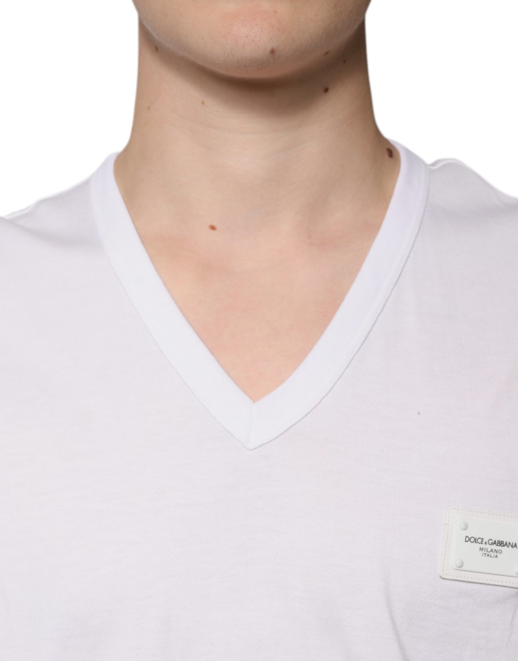 Weißes Kurzarm-T-Shirt mit V-Ausschnitt und Logo