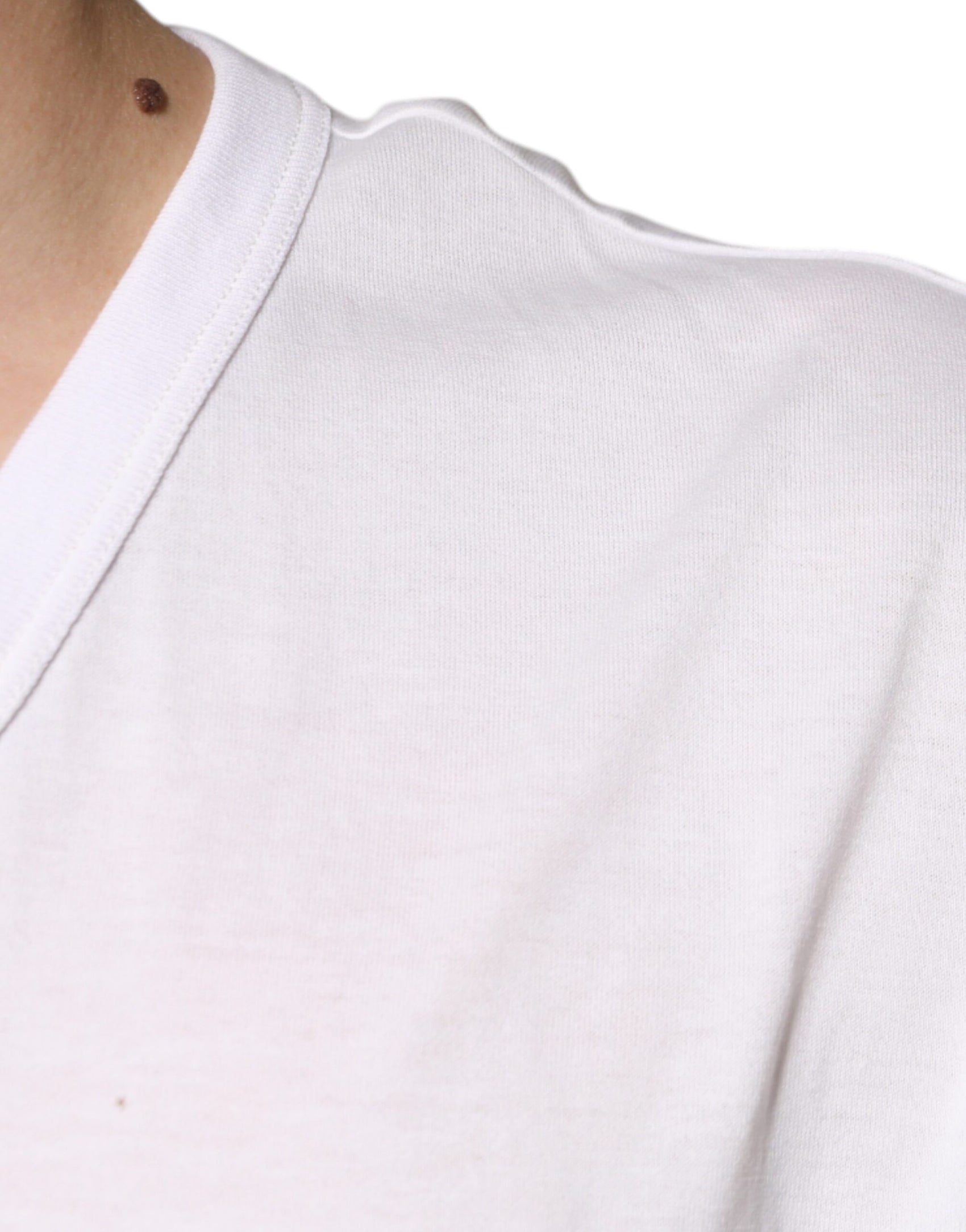 Weißes Kurzarm-T-Shirt mit V-Ausschnitt und Logo