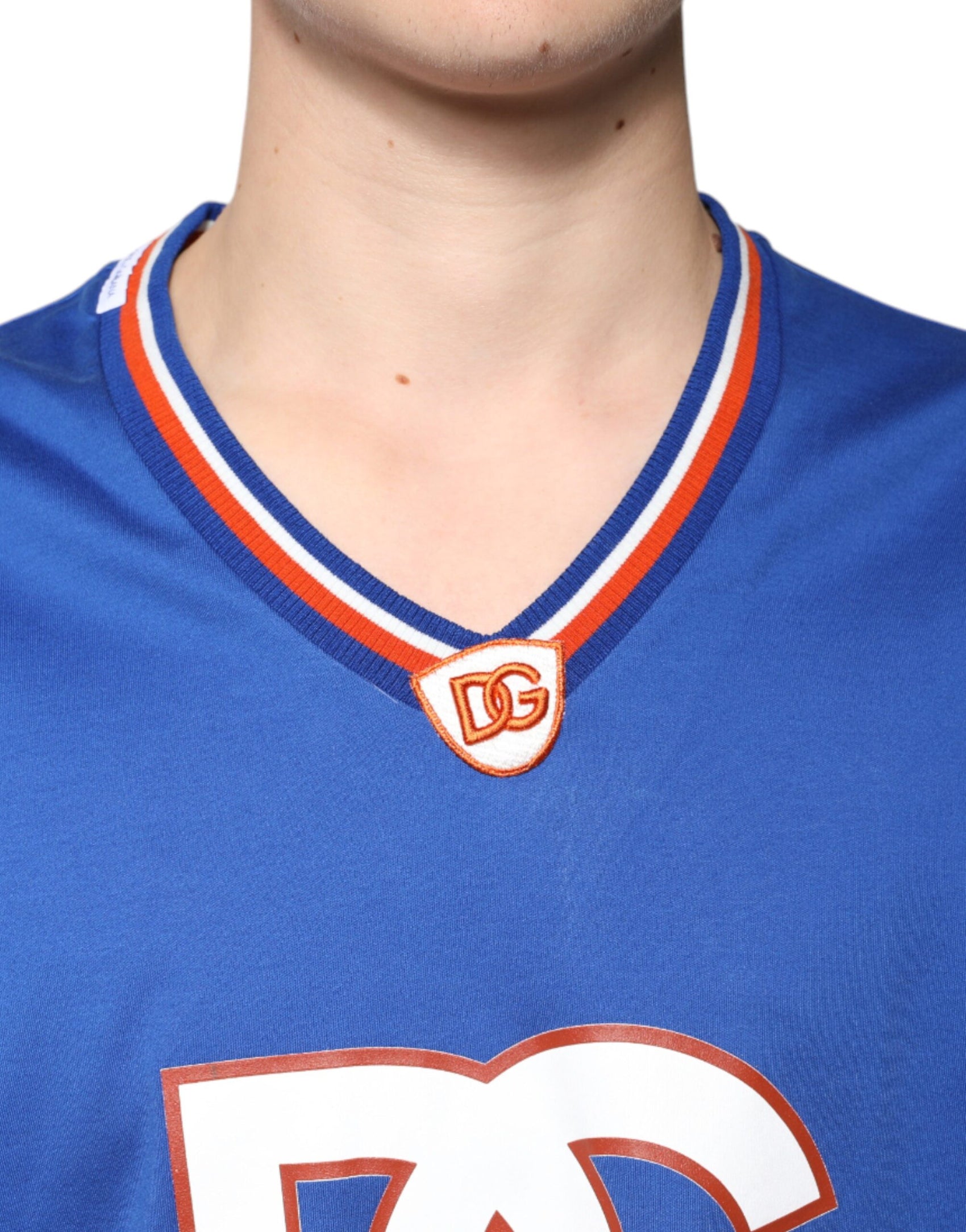 Blaues T-Shirt mit V-Ausschnitt und kurzen Ärmeln