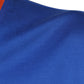 Blaues T-Shirt mit V-Ausschnitt und kurzen Ärmeln