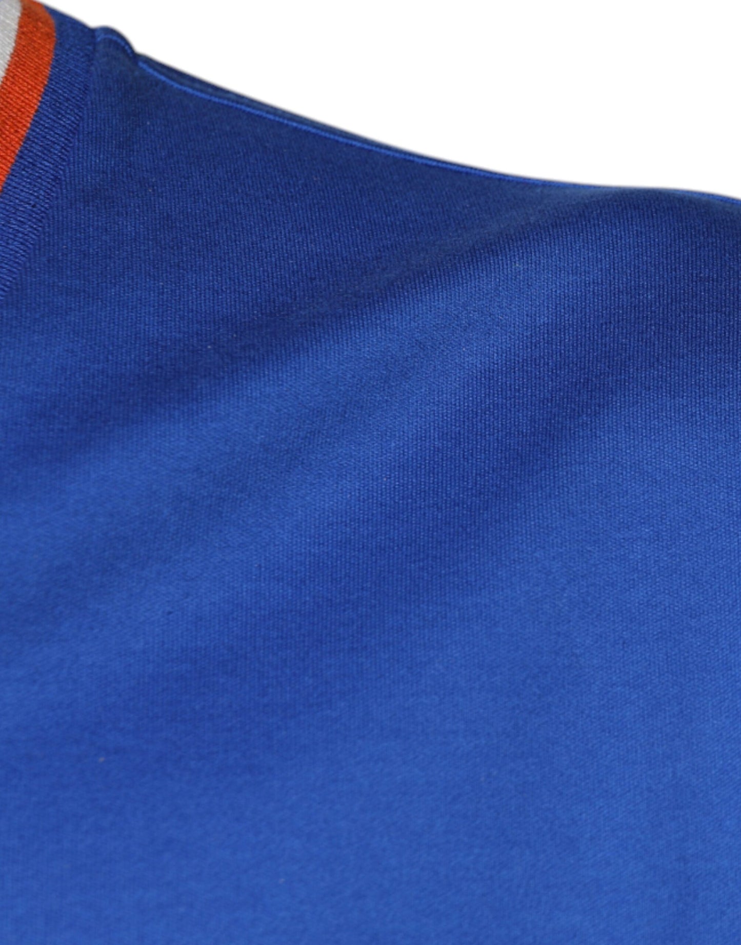 Blaues T-Shirt mit V-Ausschnitt und kurzen Ärmeln