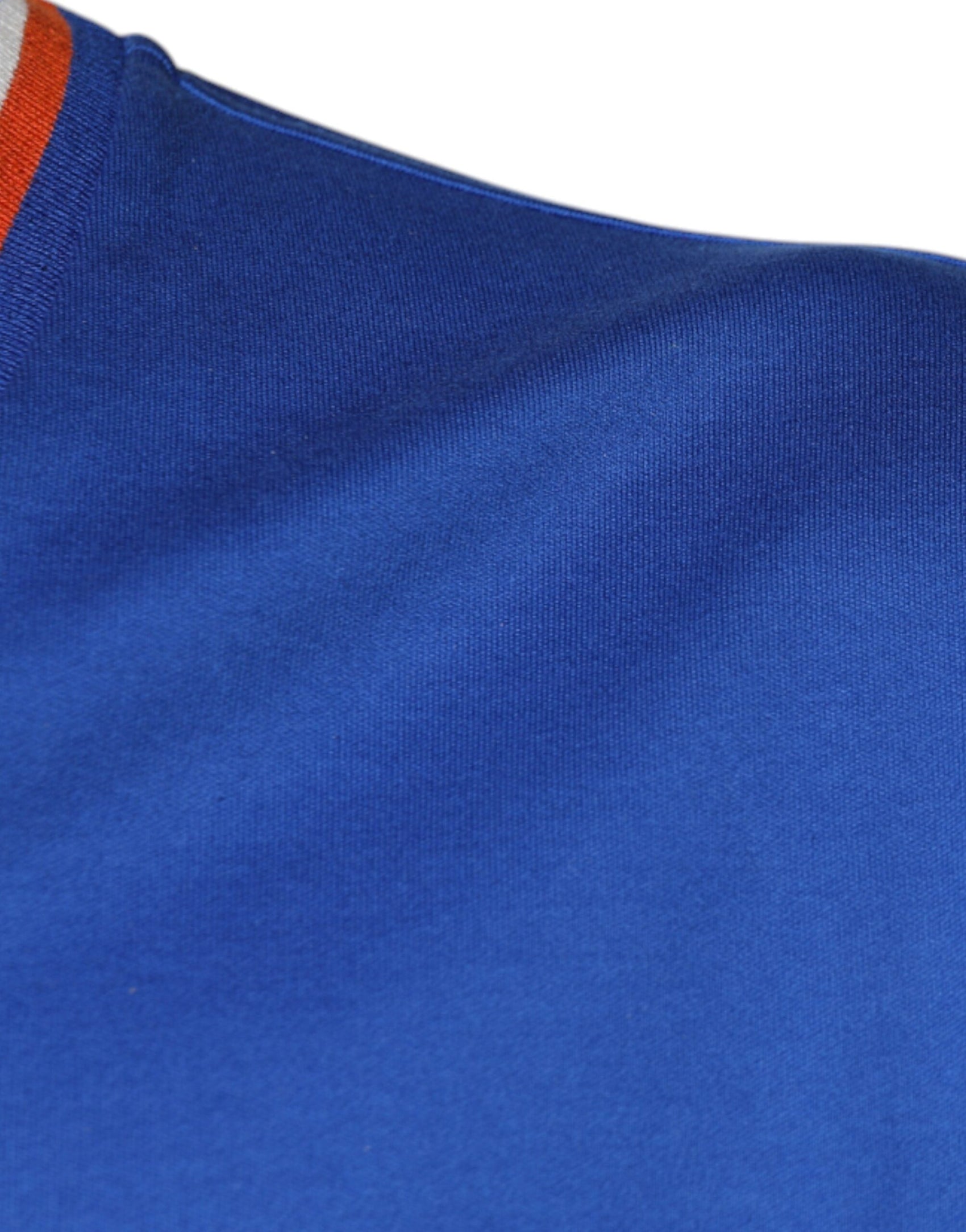 Blaues T-Shirt mit V-Ausschnitt und kurzen Ärmeln