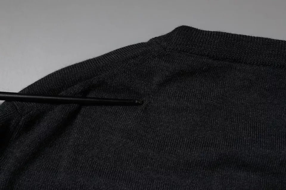 Dunkelgrauer Pullover mit Rundhalsausschnitt und DG-Logo