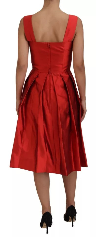 Abito midi in raso di seta plissettato rosso a trapezio