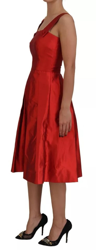 Abito midi in raso di seta plissettato rosso a trapezio