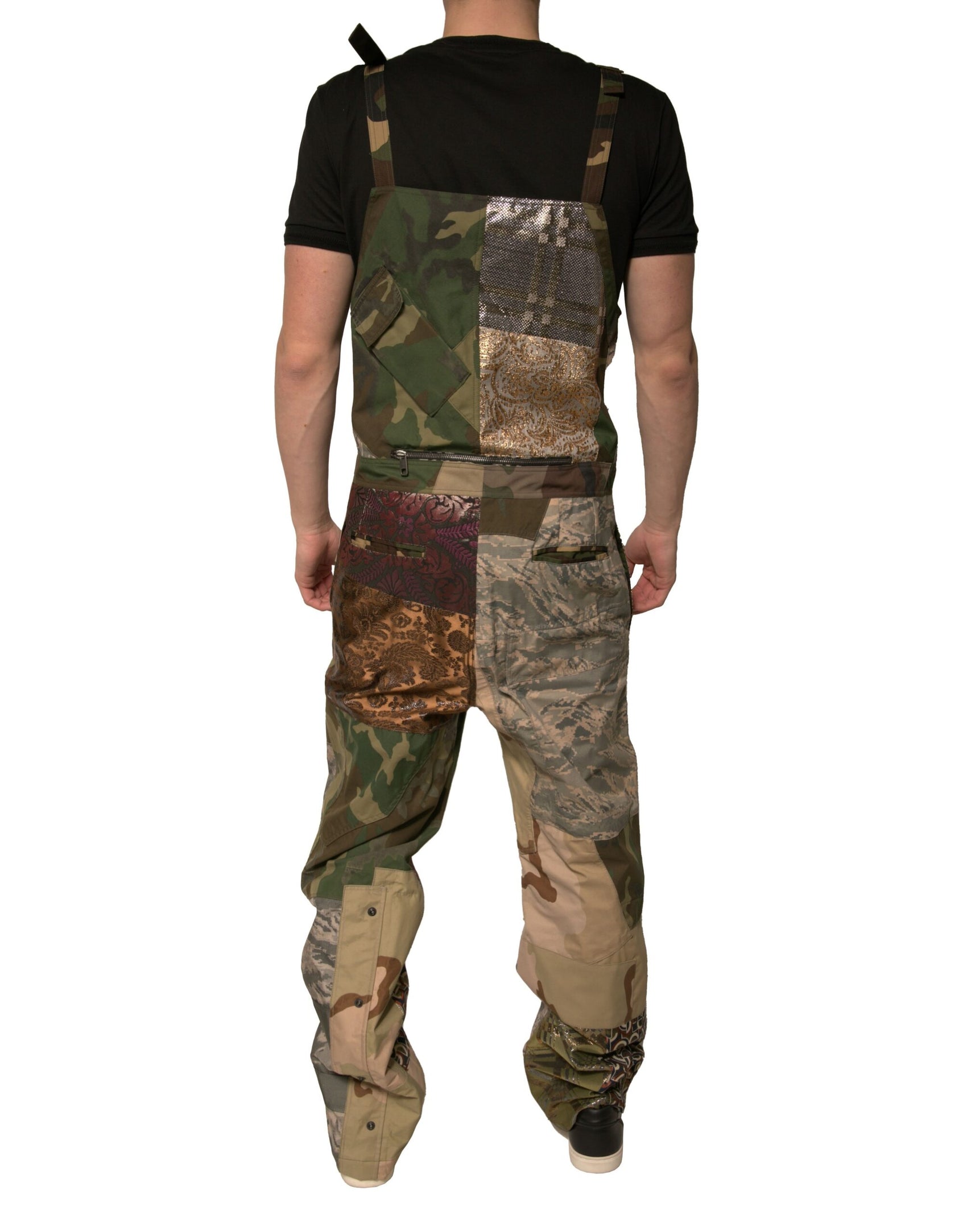 Mehrfarbige Patchwork-Latzhose in Camouflage