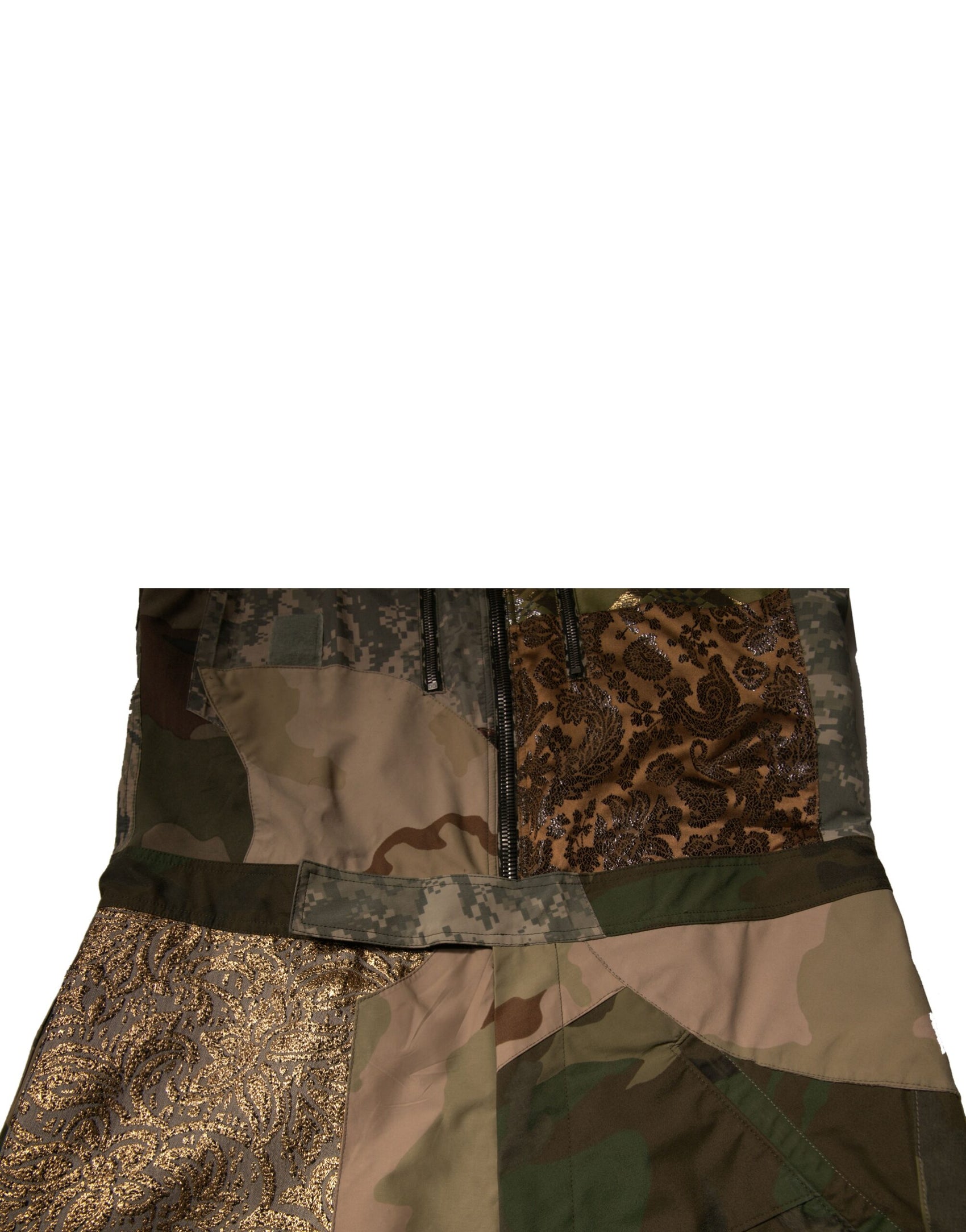 Mehrfarbige Patchwork-Latzhose in Camouflage
