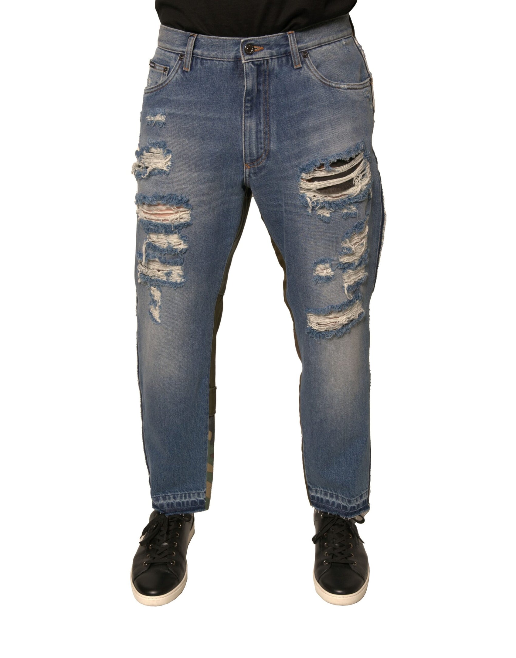 Blaue, zerfetzte, gerade geschnittene Jeans