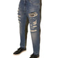 Blaue, zerfetzte, gerade geschnittene Jeans
