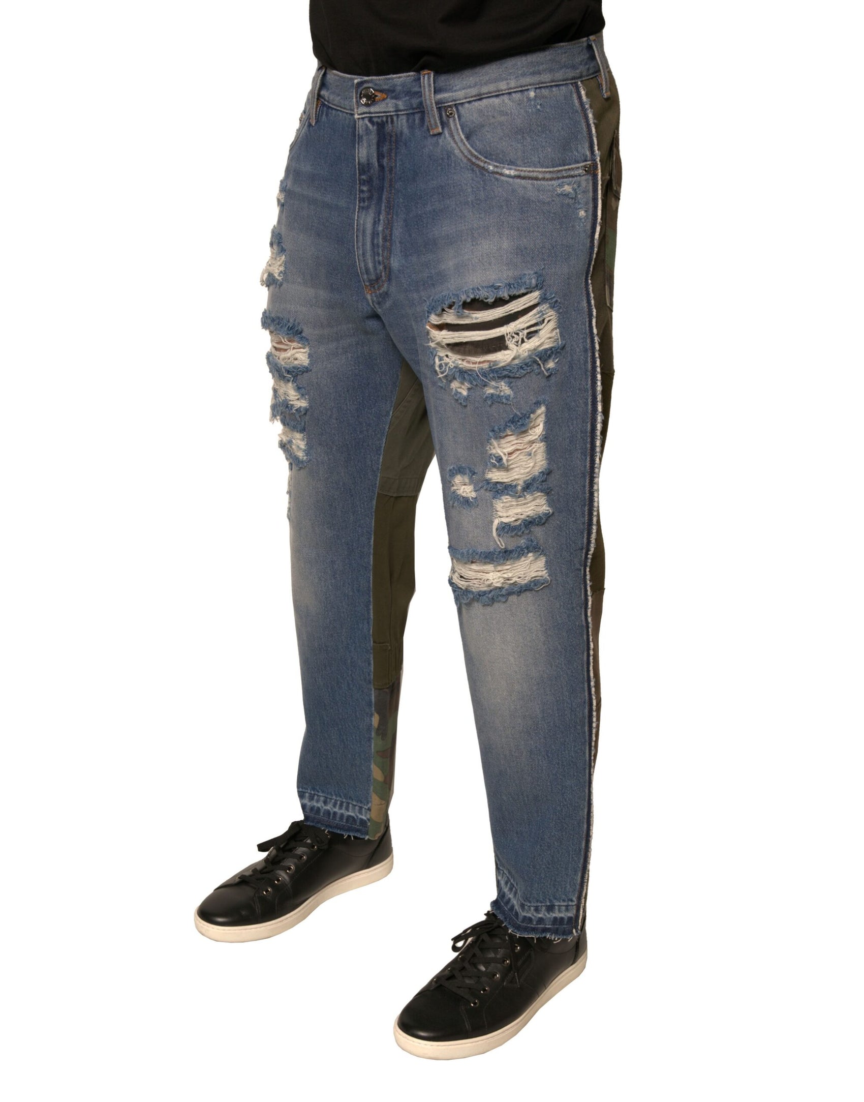 Blaue, zerfetzte, gerade geschnittene Jeans