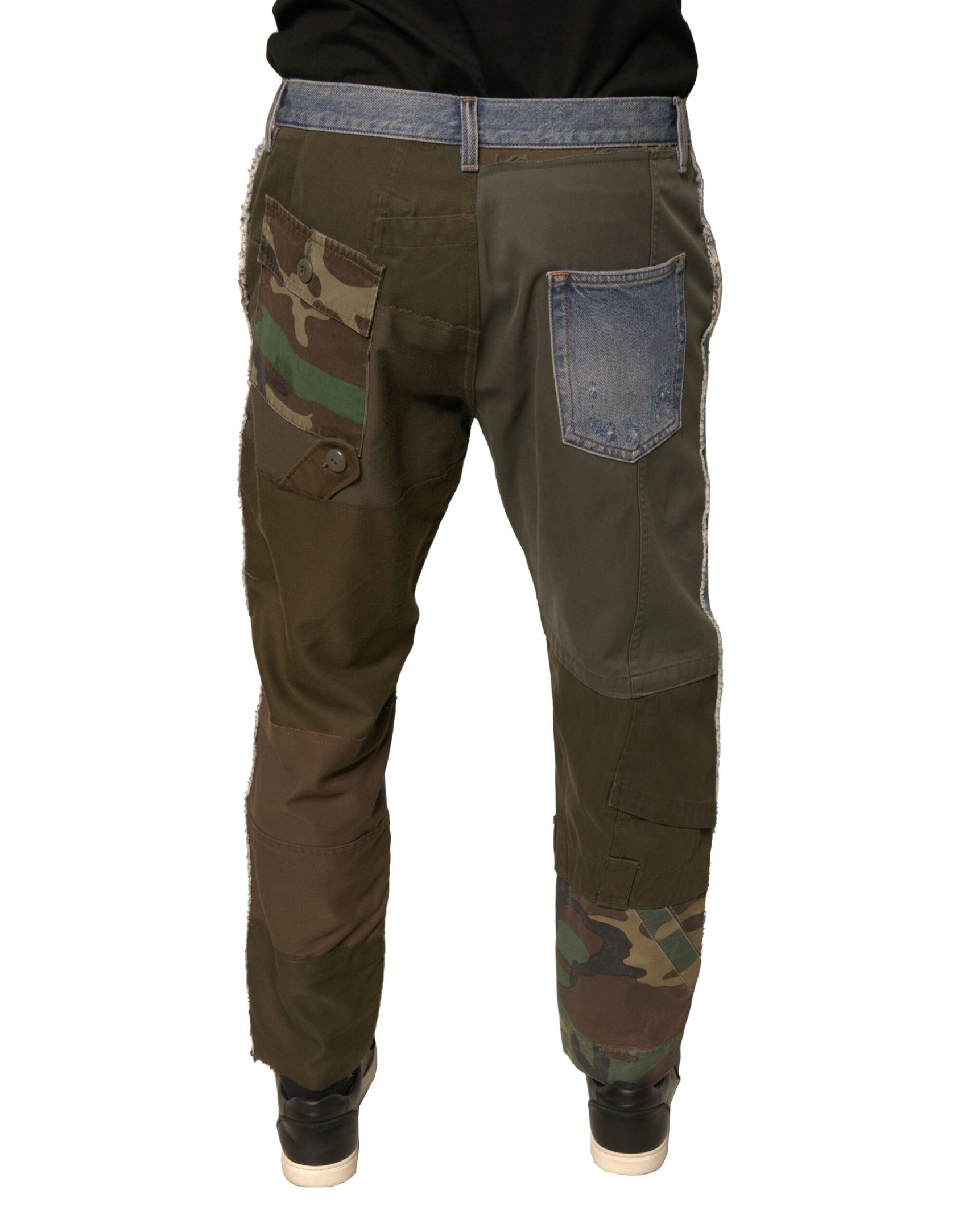 Blaue, zerfetzte, gerade geschnittene Jeans