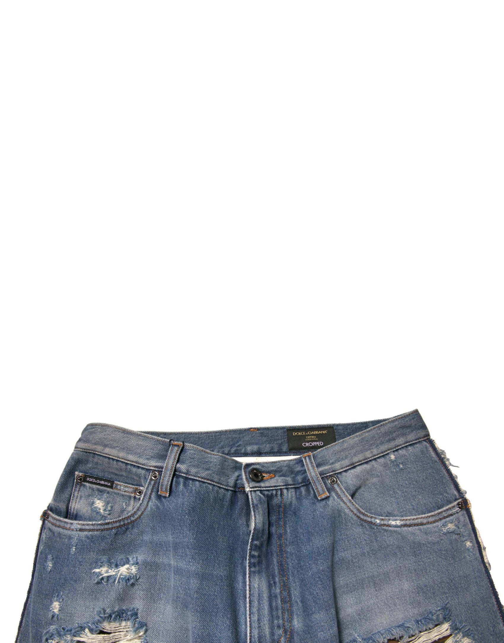 Blaue, zerfetzte, gerade geschnittene Jeans