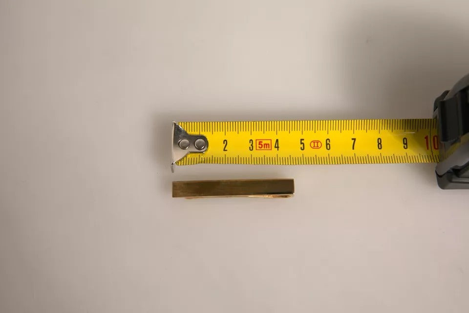 Fermacravatta con logo in ottone color oro