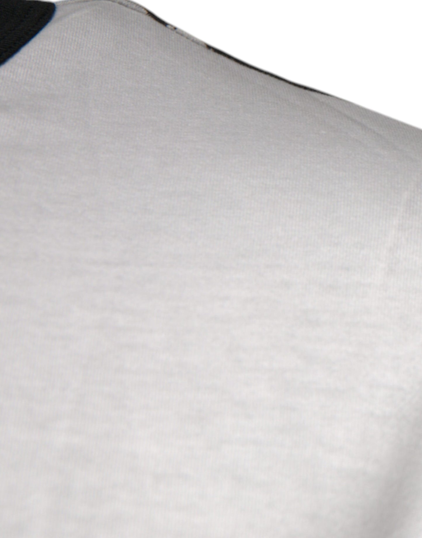 Mehrfarbiges T-Shirt mit Rundhalsausschnitt und Camouflage-Muster