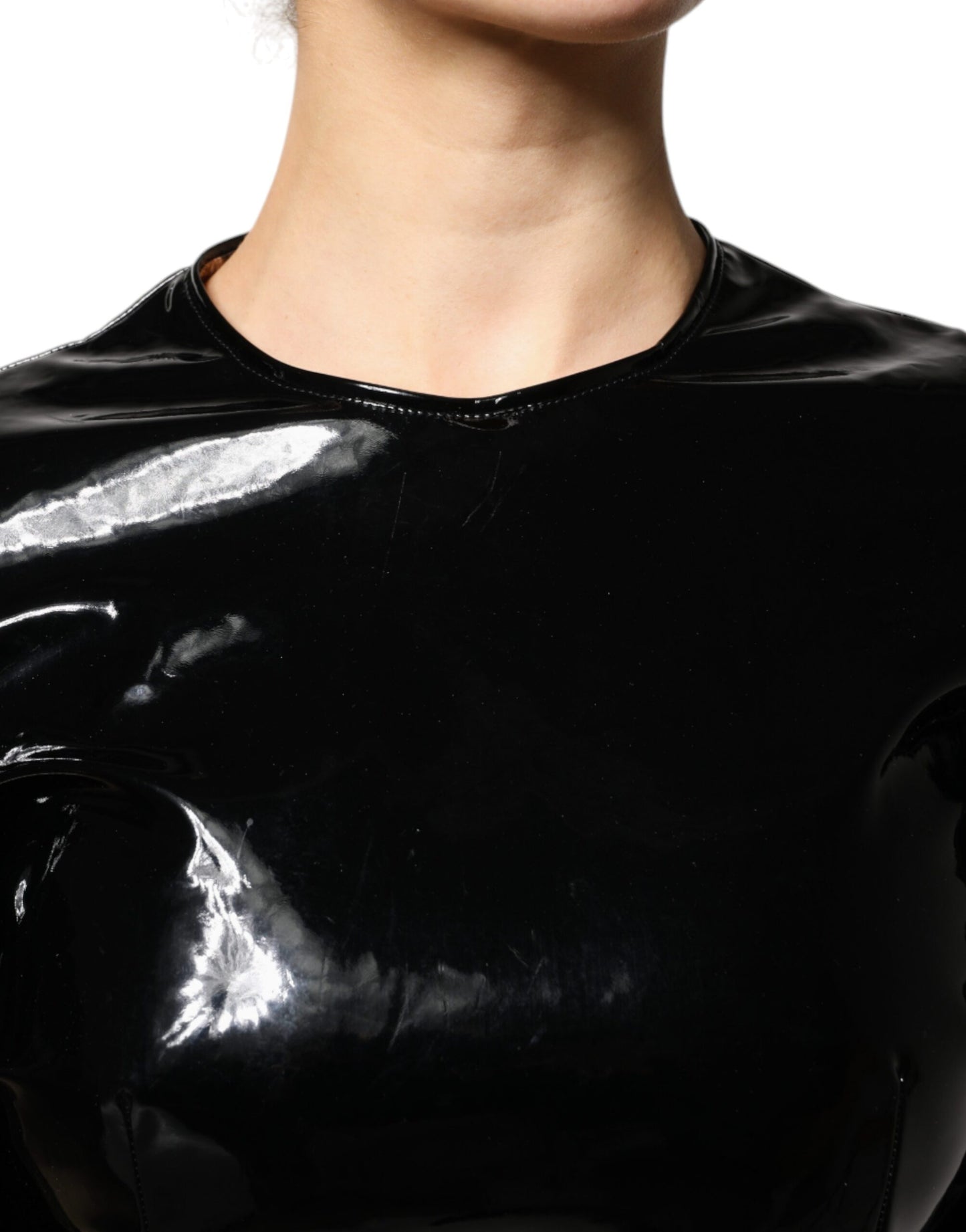 Schwarzes Minikleid aus Lackleder mit Puffärmeln