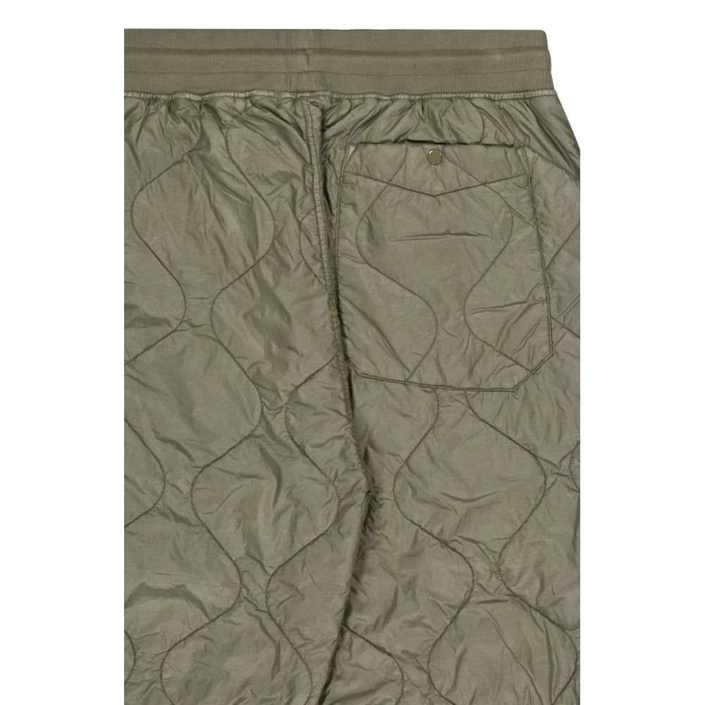 Grüne Nylonjeans und Hose