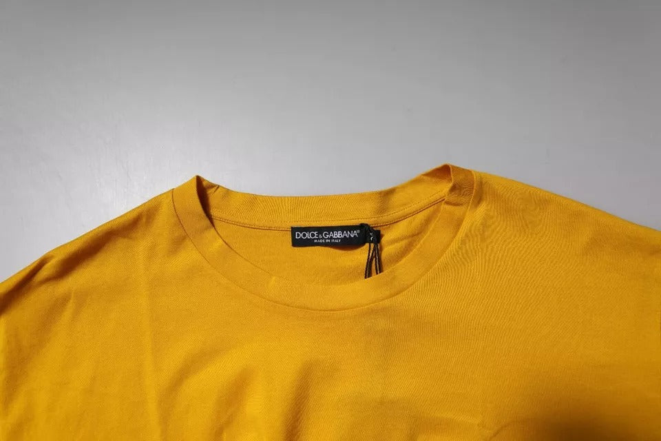 Dunkelgelbes Herren-T-Shirt aus Baumwolle mit Rundhalsausschnitt und Logo