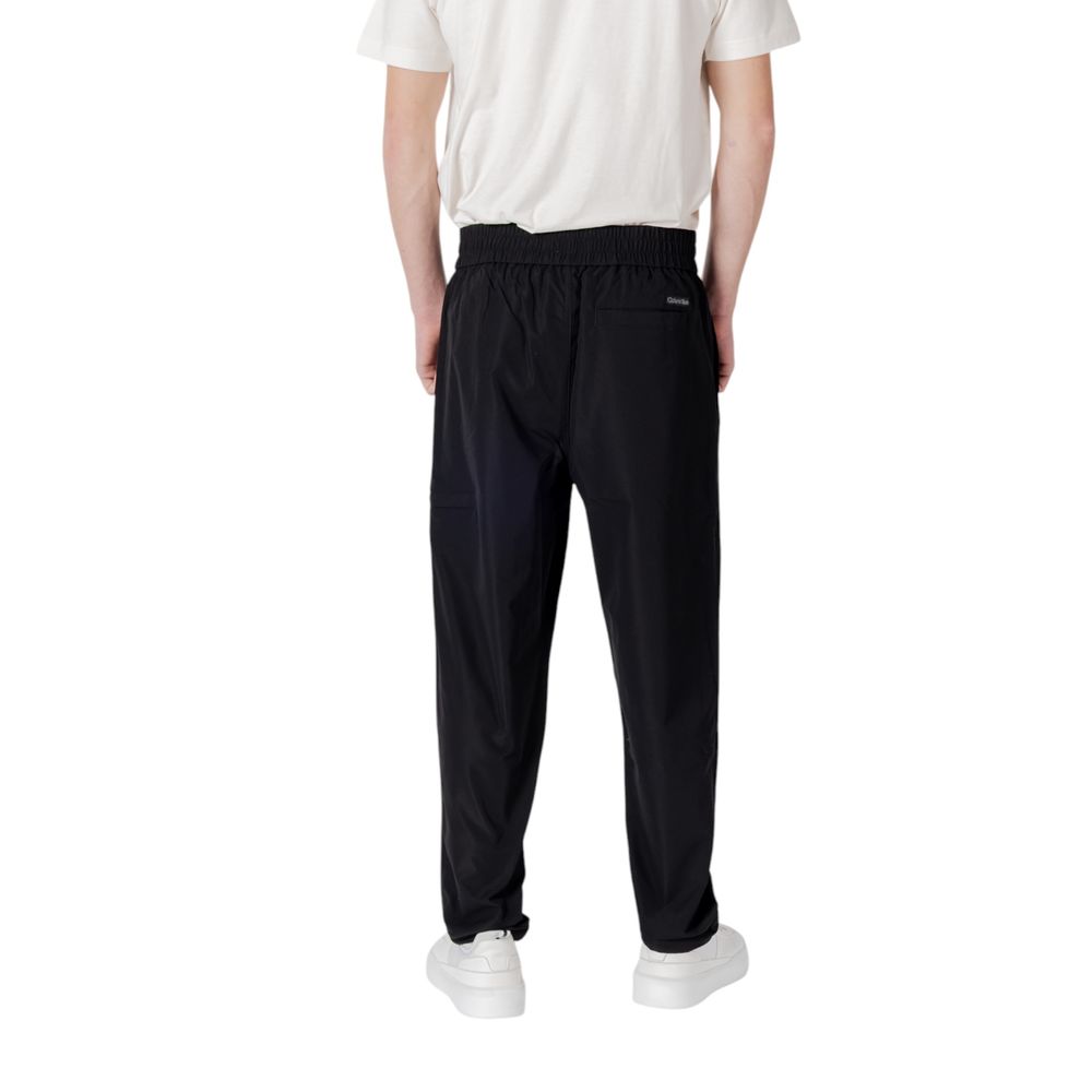 Schwarze Polyesterjeans und -hose