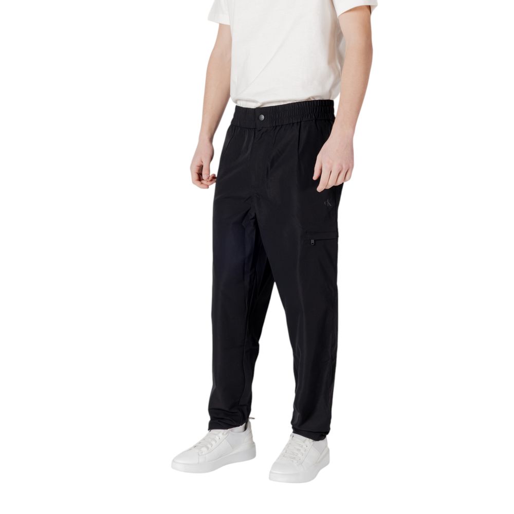 Schwarze Polyesterjeans und -hose