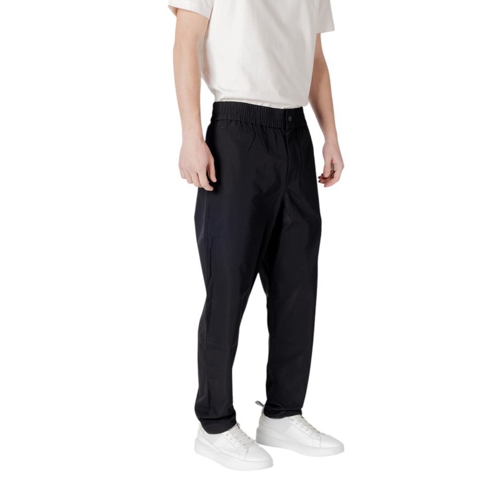 Schwarze Polyesterjeans und -hose