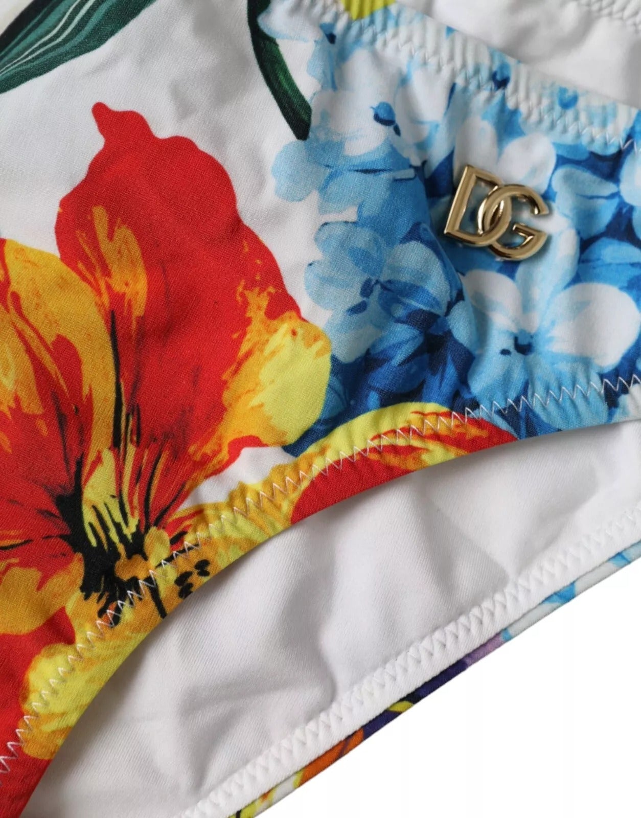 Weißer Badeanzug mit Blumenmuster und Bikinihose