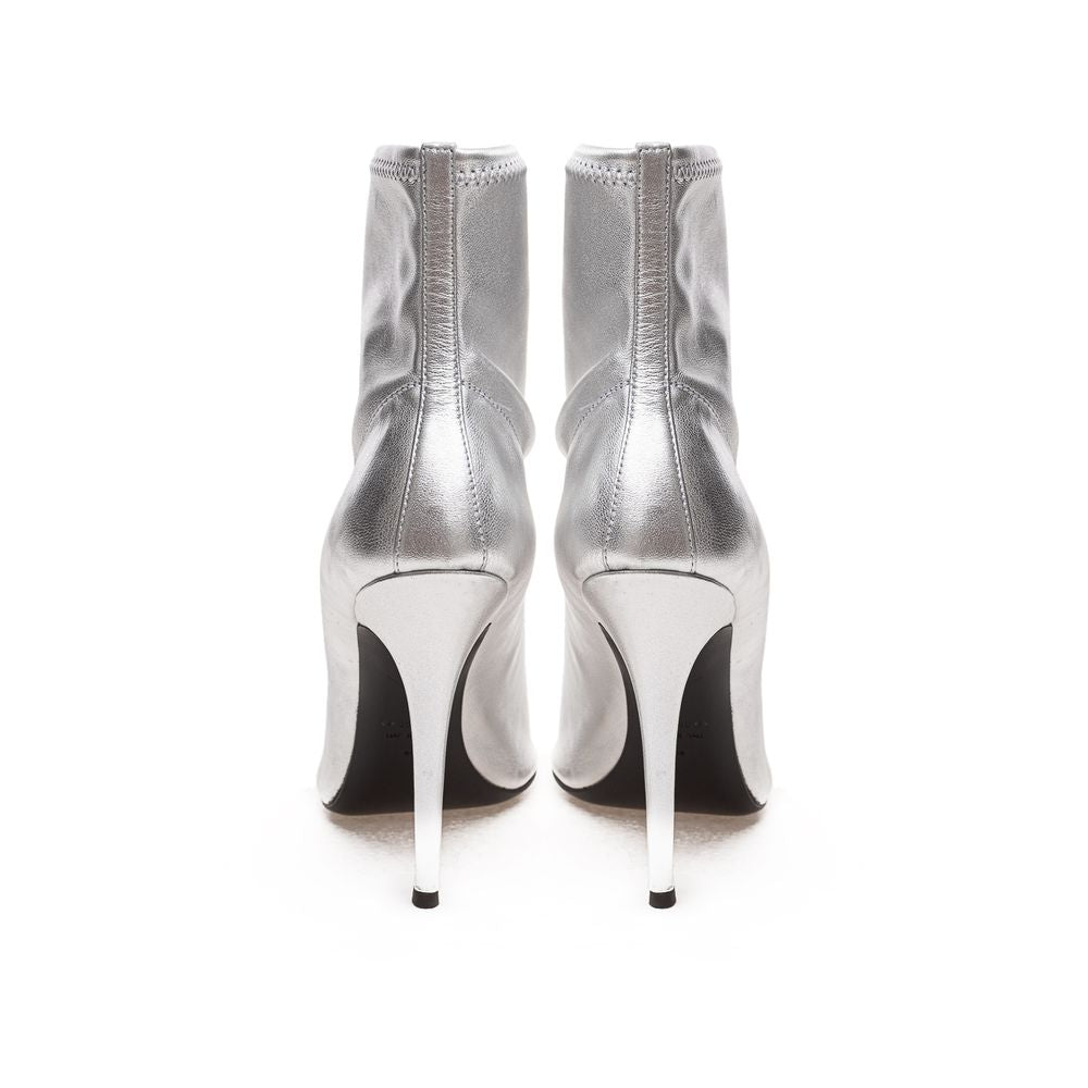 Silberner Lederstiefel