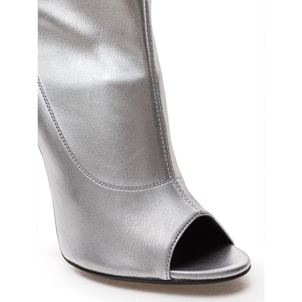Silberner Lederstiefel